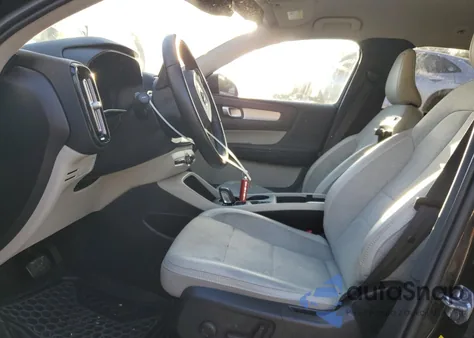 2020 Volvo Xc40 T5 Momentum z USA, uszkodzony, nr VIN YV4162UK2L2287602